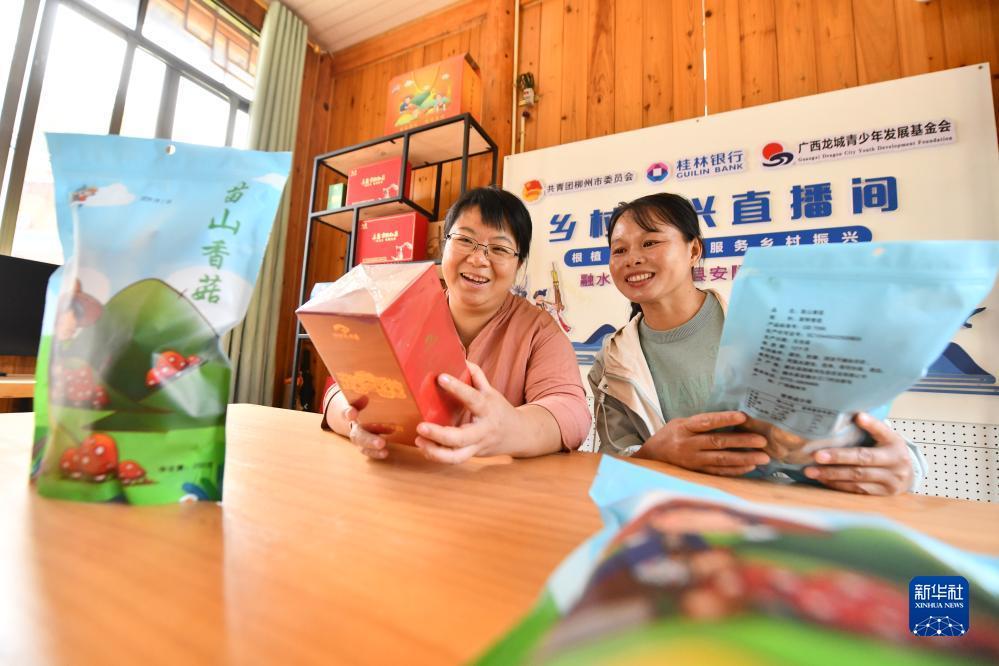 　　楊寧（左）和同事在鄉(xiāng)村振興直播間準備直播工作（10月8日攝）。新華社記者 黃孝邦 攝