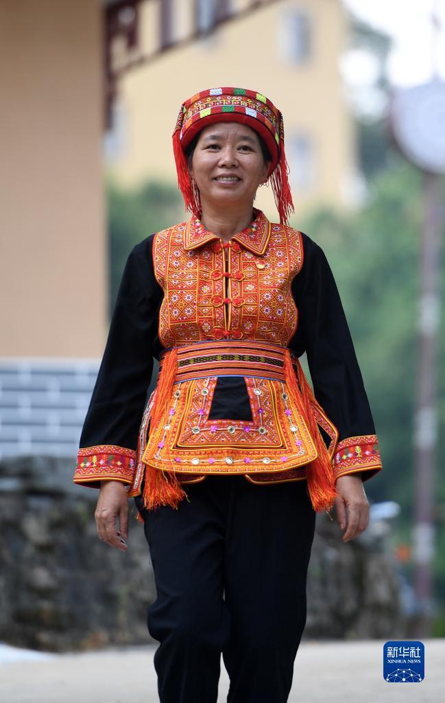 　在廣西蒼梧縣六堡鎮(zhèn)山坪村，祝雪蘭走在村道上（2022年9月22日攝）。新華社記者 陸波岸 攝